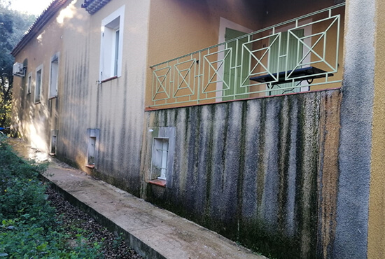 Façade d'une maison avant nettoyage