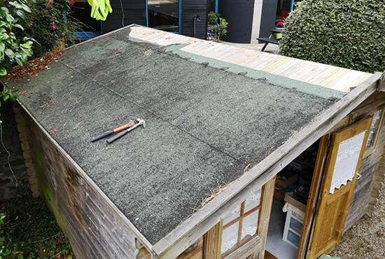 Toit d'un cabanon en cours de réparation